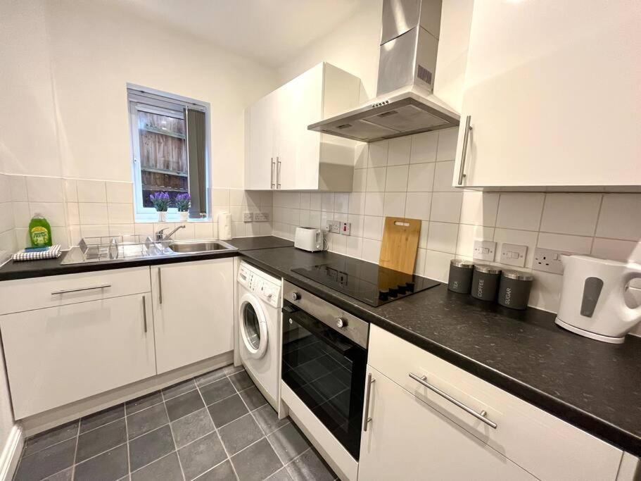 Apartment Lorne Park Road, *