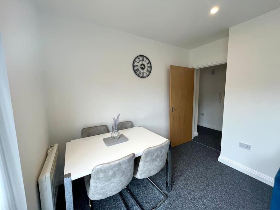 Lorne Park Road, Apartment *
