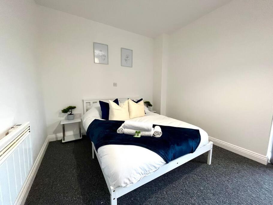Apartment Lorne Park Road,