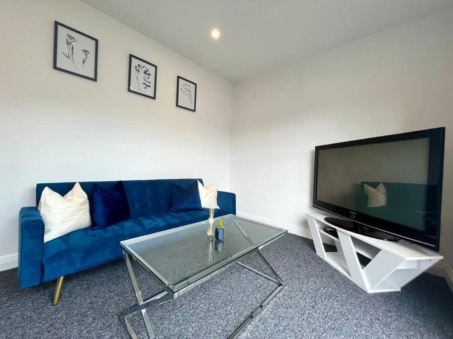 Lorne Park Road, Apartment *