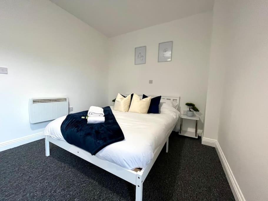 Apartment Lorne Park Road,